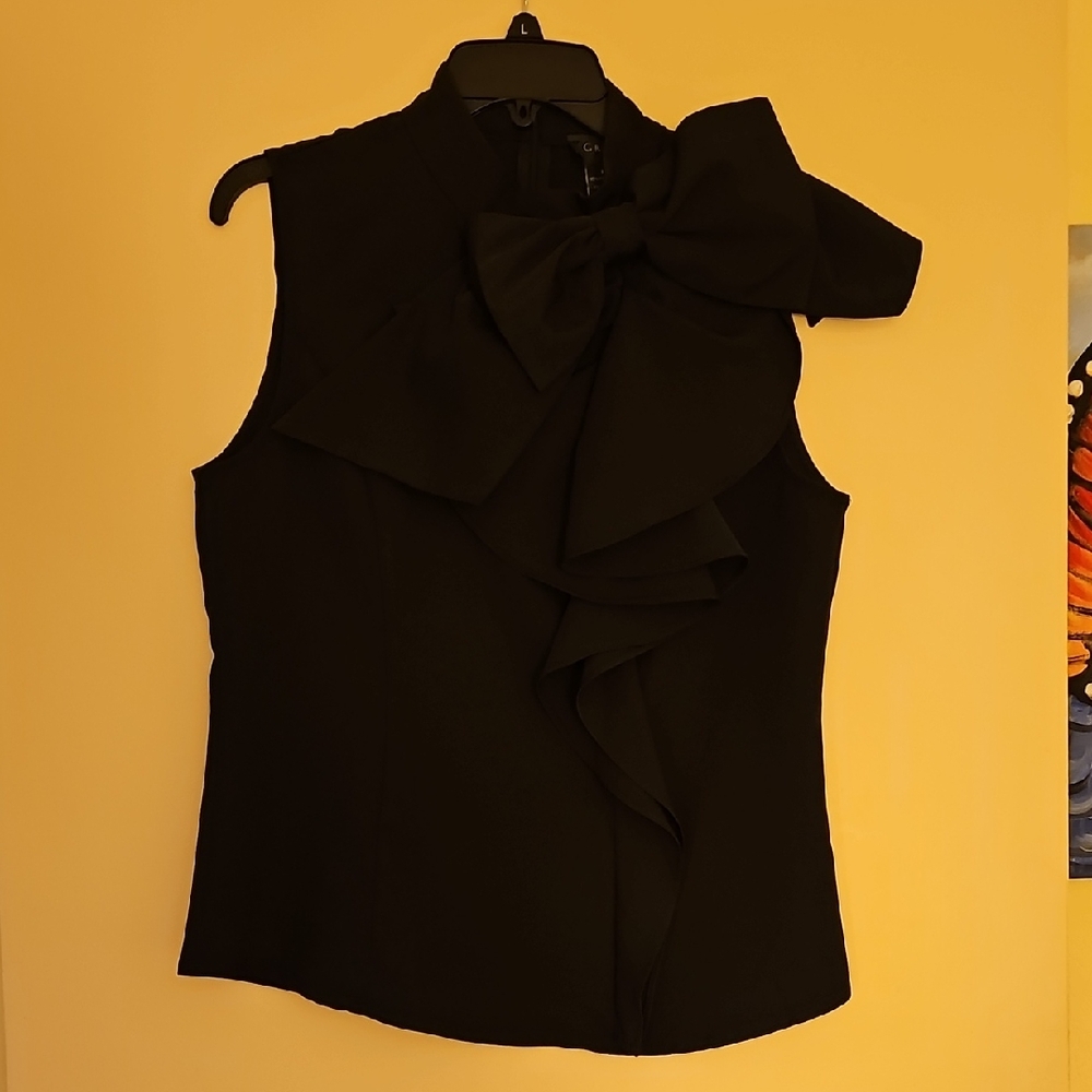 Gracia Black Sleeveless Blouse with Bow Accent